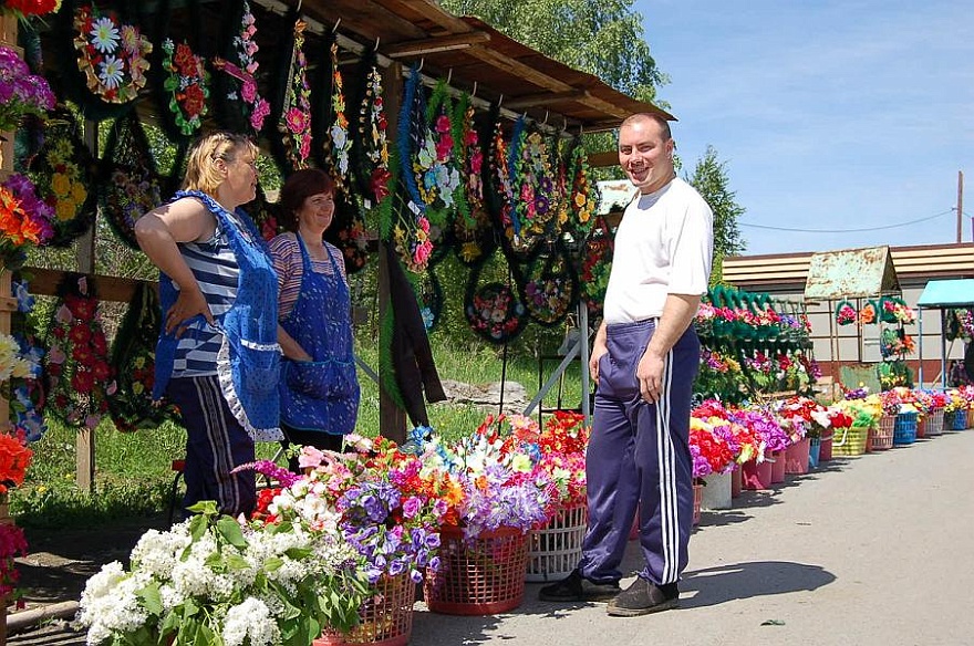 5. Vorm Friedhof.JPG - Vorm Friedhof - die Kraenze, die hinter den Verkaeuferinnen haengen, sind typisch russischer Grabschmuck, natuerlich aus Plastik, wie die Blumen davor auch.